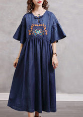 Elegante vestido de mezclilla de algodón azul con cuello redondo, bordado y mangas de mariposa